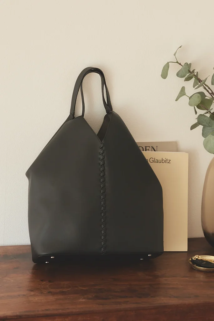 パソコンが入るバッグの選び方｜女性向けの軽くておしゃれなバッグ　LOVST TOKYO / Grape Vine Tote Bag