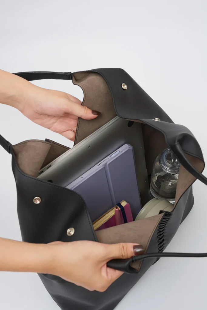 パソコンが入るバッグの選び方｜女性向けの軽くておしゃれなバッグ　LOVST TOKYO / Grape Vine Tote Bag
