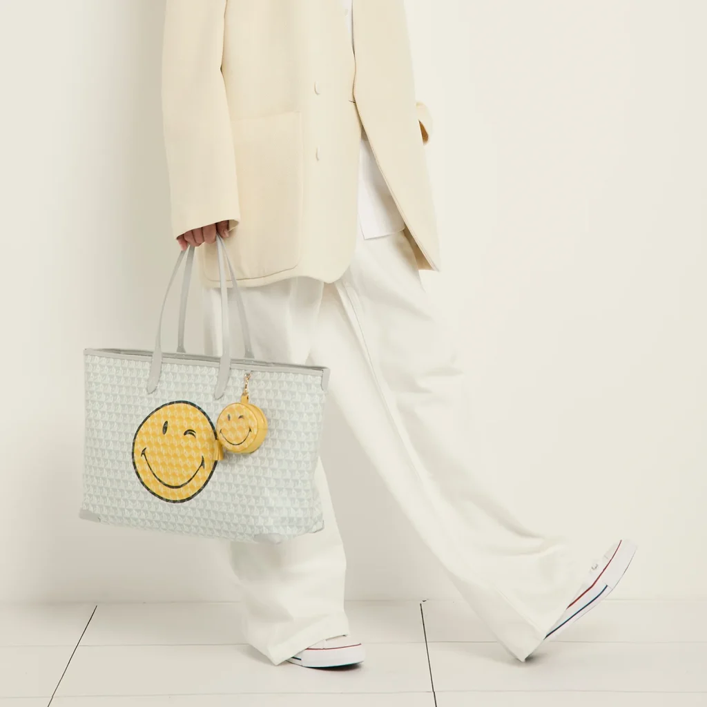 アニヤハインドマーチ「I AM A Plastic Bag」ウィンク・イヤフォン・ポーチ