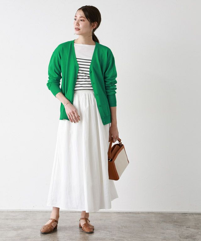 緑のカーディガンと白いスカートのコーデ