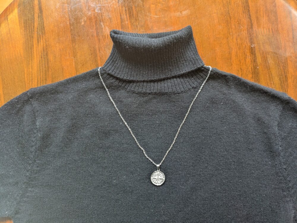 Compass Coin Necklaceとタートルネックセーター