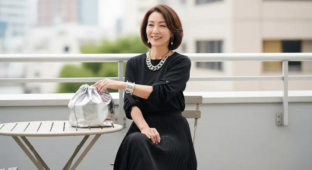 40代・50代のプリーツスカートは痛い?黒コーデに抜け感を出す肌見せと小物のテクニック